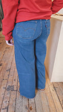 Load and play video in Gallery viewer, Levi&#39;s® 318 Shaping Wide Leg
